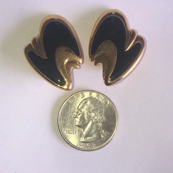 Angel Brand Signed Black Enamel and Gold Tone Retro Vintage Clip-On Earrings - Picture 3 of 7